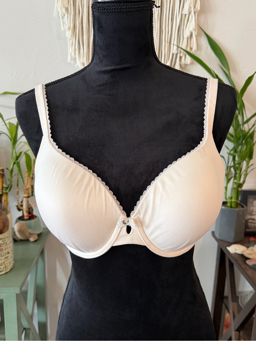 Victoria's Secret Cream Lace-Trim T-Shirt Bra
